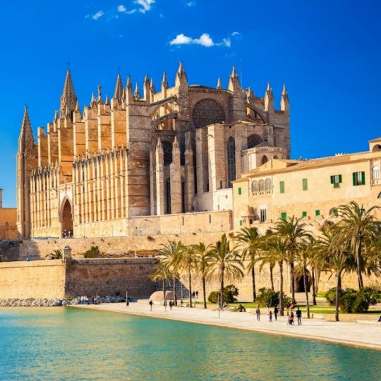 https://babysitterandevents.com/wp-content/uploads/2026/02/catedral-mallorca-540x540.jpg